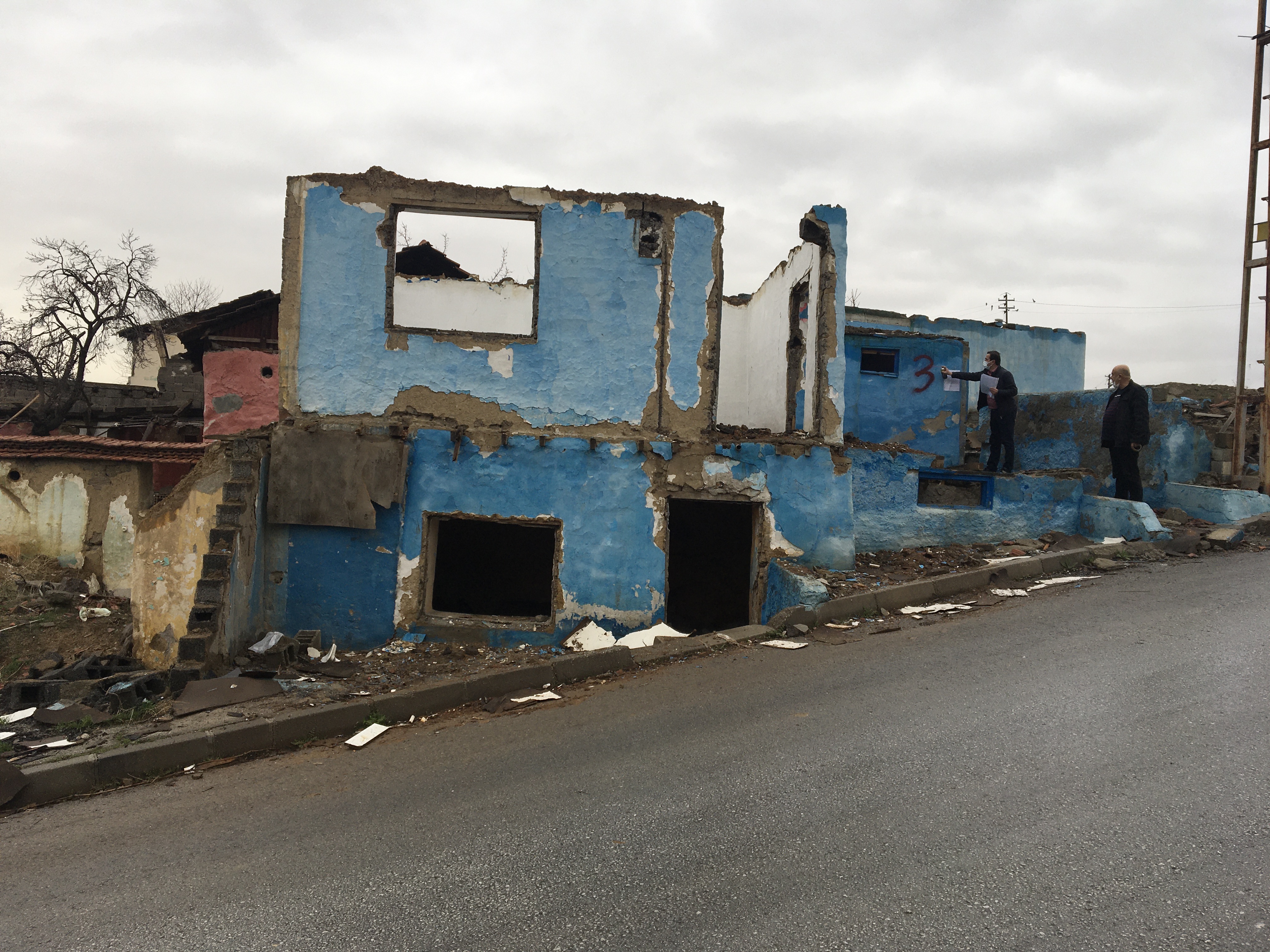 Gültepe Mahallesi Şile Sokak'ta bulunan yapı için tahliye ve yıkım tebligatı