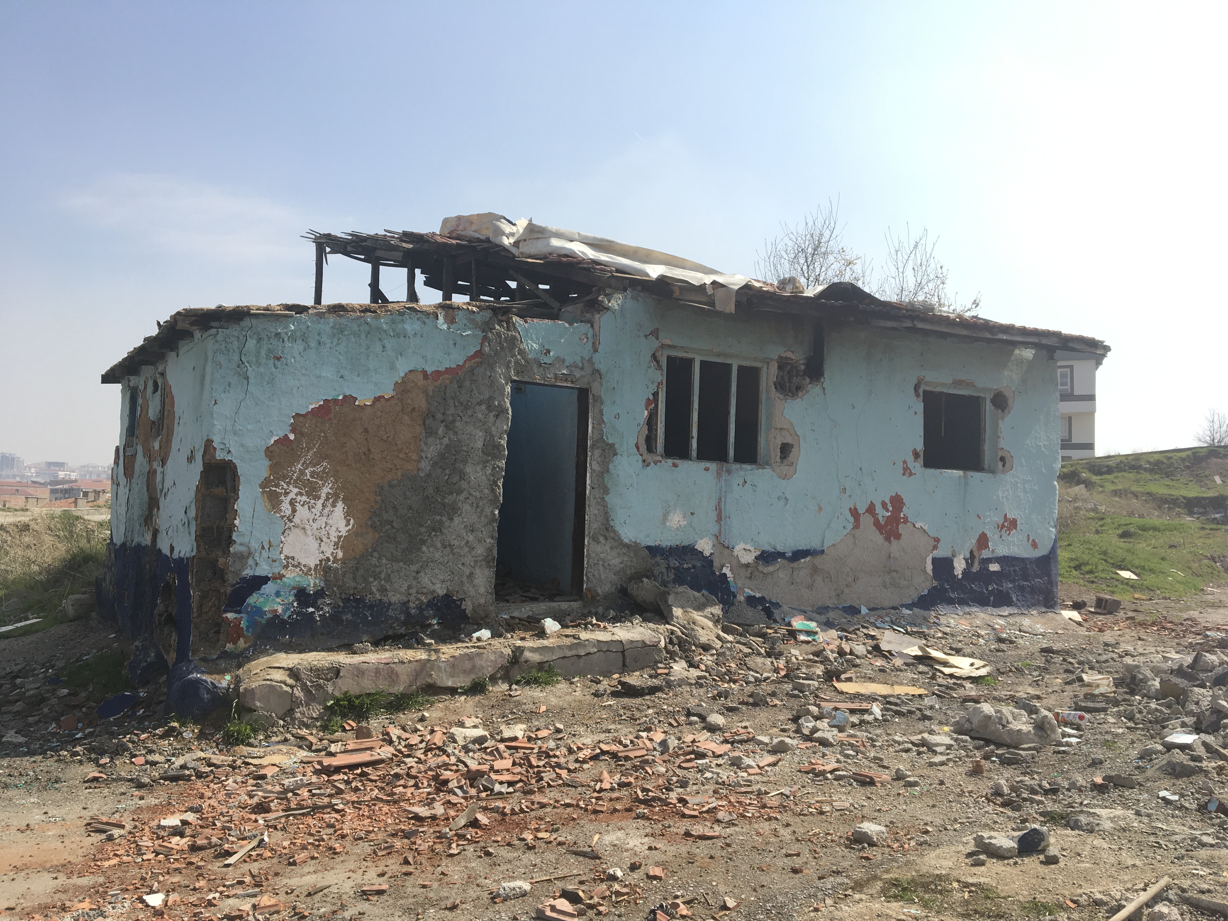 Örnek Mahallesi 679. Cadde üzerinde bulunan yapı için tahliye ve yıkım tebligatı