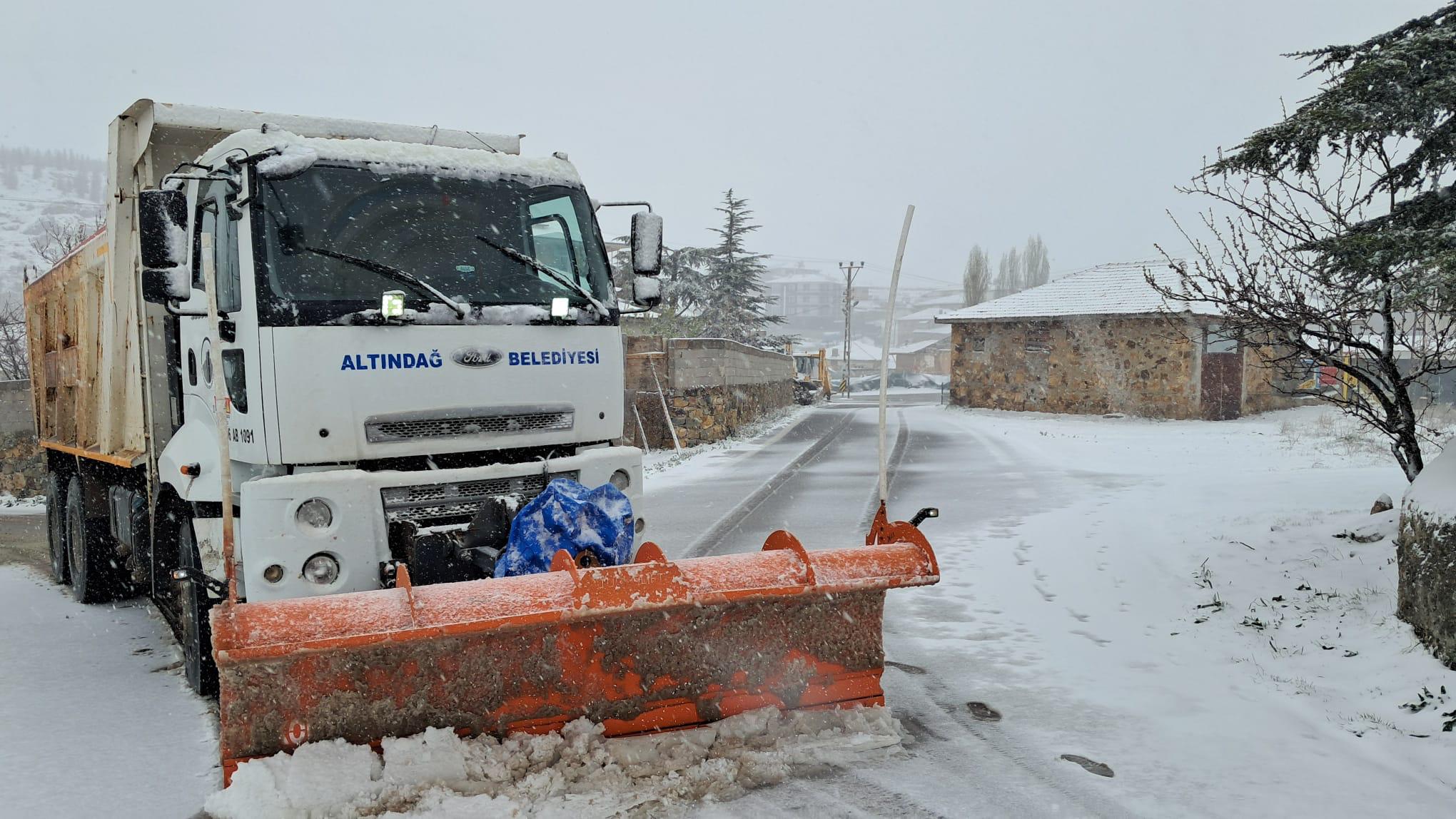 ALTINDAĞ’DA EKİPLER KAR MESAİSİNDE