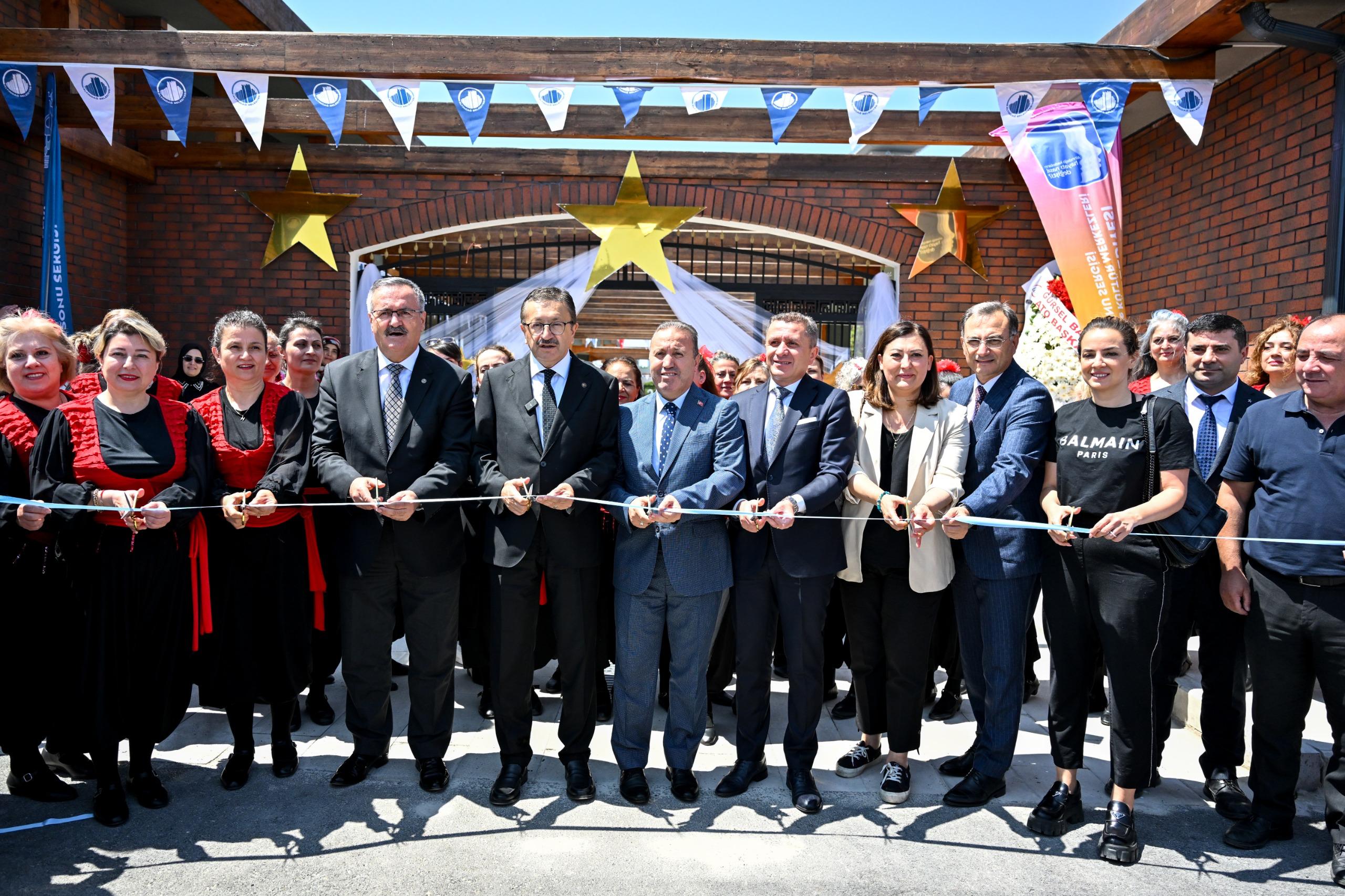 ALTINDAĞ’DA RENGARENK YILSONU
