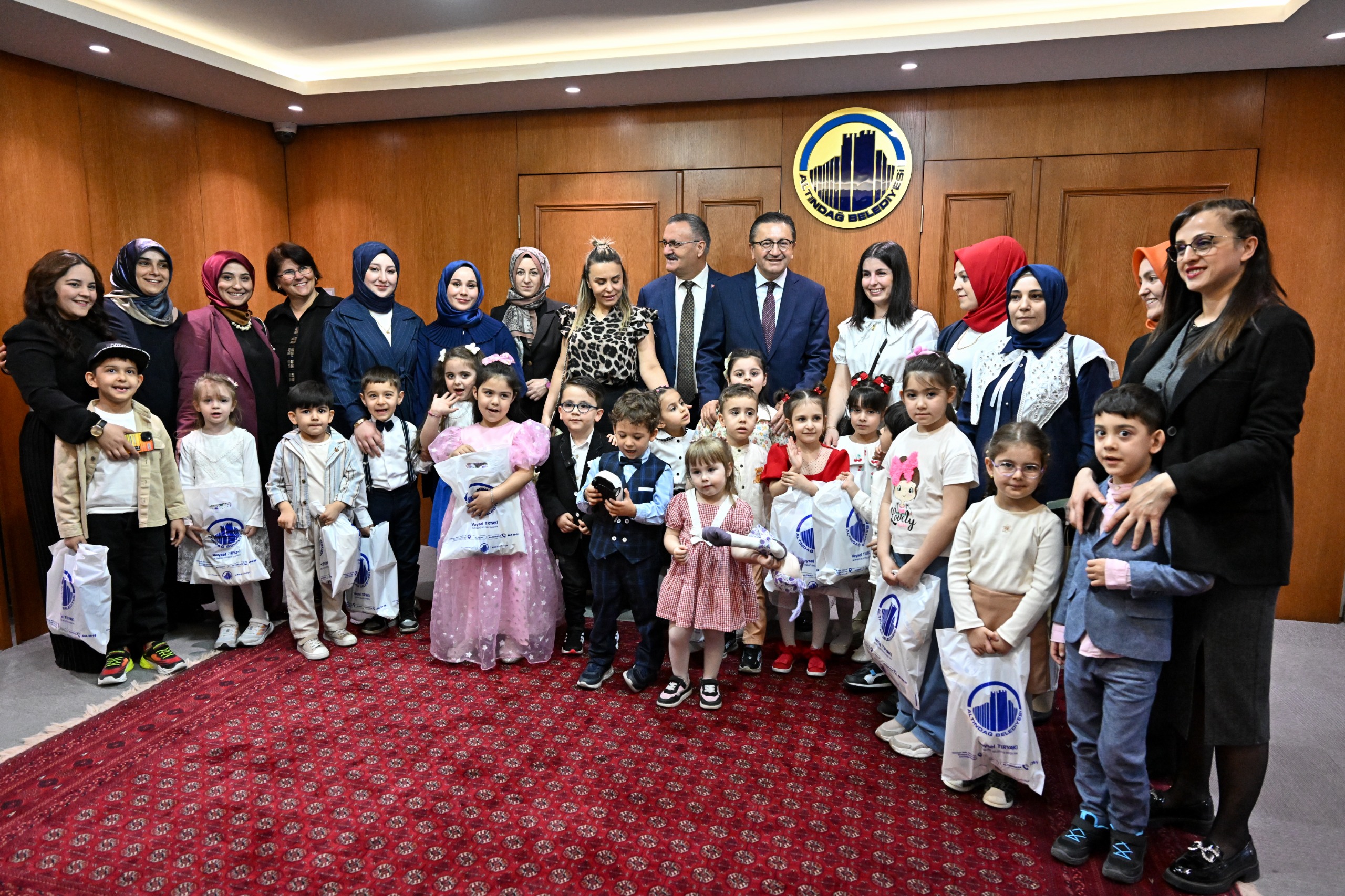 ALTINDAĞLI MİNİKLERDEN BAŞKAN TİRYAKİ’YE BAYRAM ZİYARETİ