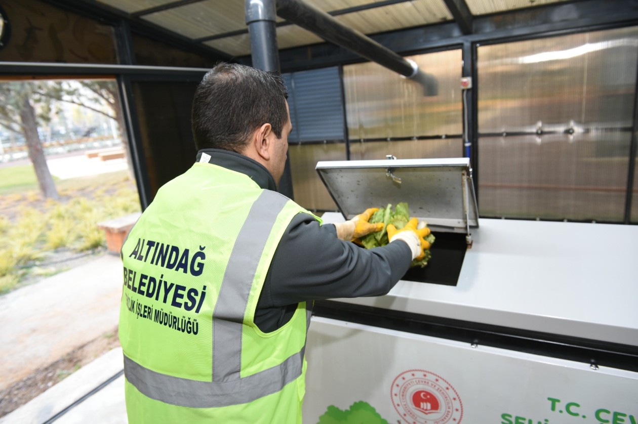 ATIKLAR DÖNÜŞÜYOR, ALTINDAĞ YILDA 1 TON KOMPOST ÜRETİYOR