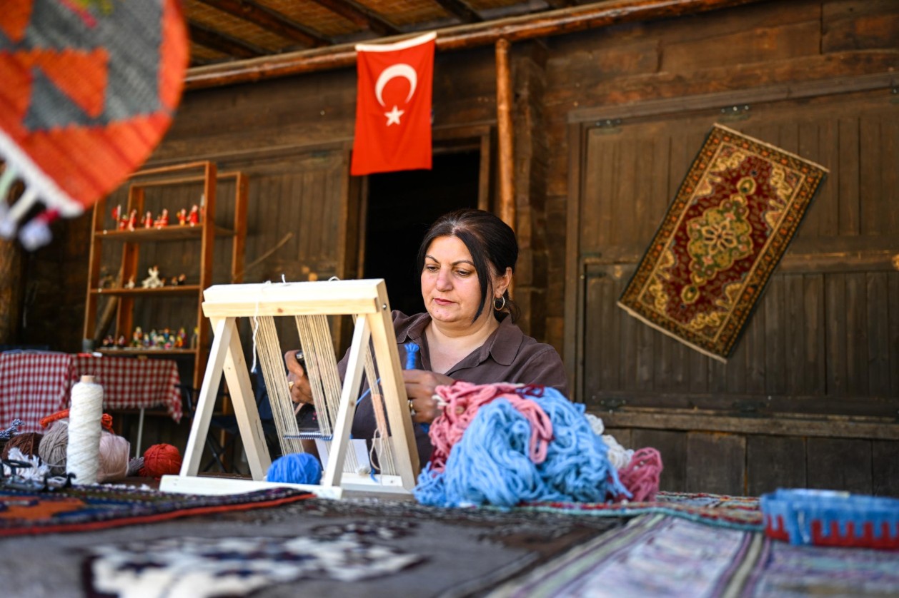 HALILAR ALTINKÖY’DE DİLE GELDİ